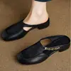Meias Pantufas Francesas Retrô em Couro Macio para Mulheres, Novo Estilo de Verão 2026, Sandálias Versáteis Planas com Solado Macio para Uso Externo para Mulheres