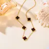 Moderna Cadena de Clavícula con Colgante de Trébol de Cuatro Hojas de la Suerte para Mujer, Versátil Cadena de Titanio Elegante con Diseño de Nicho de Lujo Ligero