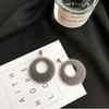 Pendientes de aro de tela de felpa retro, sencillos, de estilo coreano, para otoño e invierno, elegantes y personalizados, con diseño de Dongdaemun dulce para mujer.