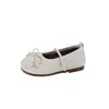 Sapatos de Couro para Meninas 2026 Primavera e Outono Novo Estilo Sapatos Infantis Sapatos de Princesa para Menininhas Sola Macia Sapatos Individuais Estilosos Mocassins Tendência