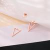 Europa y Estados Unidos aretes de tuerca triangulares dobles huecos con diseño creativo de personalidad y baño de latón dorado real caliente transfronterizo