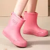 Zapatos impermeables, botas de lluvia impermeables forradas de polar, botas de lluvia de media pantorrilla, zapatos de agua estilo coreano, zapatos antideslizantes de suela gruesa estilo japonés, modernos y antideslizantes