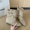 Novas Botas Tubulares Empilhadas Lindas 2026 Botas de Meia-Canela Botas de Bico Quadrado Botas Curtas Retrô Femininas Botas Cavaleiro Radne Aumento de Altura