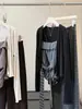 Conjunto de suspensório listrado retrô para mulheres, design de outono com alças irregulares, combinado com um cardigã de tricô, conjunto de duas peças emagrecedor