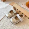 Zapatos para Niñas Pequeñas 2026 Primavera y Otoño Estilo Nuevo Zapatos Infantiles de Boca Baja Suela Suave Lolita Zapatos de una Sola Pieza Zapatos de Princesa Perla para Bebé Niña
