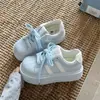 Zapatillas originales de suela gruesa estilo coreano, nuevos zapatos blancos versátiles de otoño 2026, zapatillas casuales de nicho para estudiantes, zapatillas versátiles para mujer