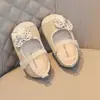 Zapatos de princesa para niñas, zapatos de cuero elegantes, planos de punta fina, nueva colección primavera 2026, zapatos para bebé con suelas suaves, zapatos para caminar para bebés y niños pequeños