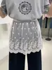 Saia Feminina com Recortes que Cobre o Quadril e Barra Falsa, Usada em Camadas sob um Moletom, Combinada com uma Saia de Renda Branca
