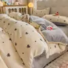Juego de Ropa de Cama de Franela Leche Terciopelo Cuatro Piezas Funda Nórdica de Terciopelo Coral Pieza Única Nuevo Añadido Otoño/Invierno Sábana de Cama con Felpa Juego de Cama Tres Piezas