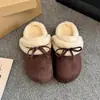 Sapatos estilo Birkenstock com Laço e Forro de Lã, Meias-Pantufas Fechadas para Mulheres, Novos 2026 Outono e Inverno, Pantufas de Algodão Peludas de Solado Grosso de Uso Duplo