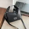 Bolsa tipo dumpling de color liso estilo commuter, diseño nuevo, simple y a la moda, casual, con textura, adecuada para llevar debajo del brazo, como bolso de mano o como bolso cruzado para estudiantes