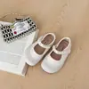 Sapatos Mary Jane infantis de couro doce com pérolas, anti-chute, nova coleção primavera/outono 2026, sapatilhas de bico fino com sola macia, sapatos de princesa