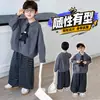 Terno Infantil Primavera 2026 Novo Estilo Coreano Roupas Legais para Meninos Pequenos Camisa Crianças Super Bonitas Roupas Estilo Primavera e Outono