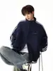 Jaqueta com Capuz Listrada Estilo Novo Temperamento Tendência Retrô Masculina Primavera e Outono Jaqueta Baseball Gola Alta Esportiva Americana