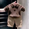 Ropa Infantil Coreana 2026 Primavera/Otoño Nueva Llegada Color Café Tejido de Punto con Cuello Polo Texturizado Pantalones Casuales Caqui para Niños Modernos