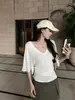 Camiseta branca estilosa de gola V e manga curta para mulheres, blusa casual de outono com corte justo, mangas morcego e design que afunila na cintura