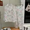 Nuevos pijamas de seda de hielo para niñas, primavera y otoño, manga larga y pantalón largo, estampado floral de lujo ligero, se pueden usar afuera, conjunto floral para casa