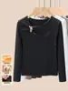Camiseta de Manga Larga de Diseño Irregular de Gama Alta para Mujer, Primavera 2026 Ajustada Elegante Top Retorcido con Hebilla Metálica