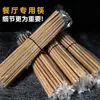 Palillos desechables para venta al por mayor, empaquetados individualmente, adecuados para comida para llevar, comida rápida, restaurantes de barbacoa y servicios de catering; asequible, higiénico y hecho de madera carbonizada