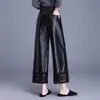 Calça de couro rendada vazada para mulheres, calça cropped de perna larga, novo estilo outono e inverno 2026, de alta qualidade, modelagem solta, com caimento fluido, calça estilosa e moderna