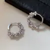 Brincos Torcidos Envoltos em Pérolas de Novo Estilo para Mulheres, Luxo Leve, Retrô, Personalizados, Exquisitos, Modernos, Tendência, Versáteis