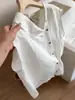 Camisa colete branca assimétrica sem mangas para mulheres Verão 2025 Novo design Estilo estrangeiro Top que rejuvenesce