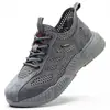Sapatos de segurança masculinos, novo modelo de verão, sapatos de malha oca respiráveis, sapatos esportivos masculinos antiderrapantes de sola macia, sapatos casuais estilo "dad shoes"
