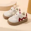 Zapatos casuales de cuero tipo tabla para niños pequeños y niños, nuevo estilo Otoño/Invierno 2026, Zapatos de algodón unisex para niños con forro de felpa para abrigar, Zapatos para caminar para bebés