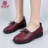 Sapatos de couro novo modelo 2026, couro macio, sola macia, confortáveis, para mulheres de meia-idade e idosas, primavera e outono, sola plana, casuais, sapatos de couro impermeáveis, em estoque para atacado