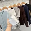 Camiseta de manga larga acanalada con capucha para mujer, de algodón, corte ajustado, favorecedora, versátil, de color liso, con botones, top base