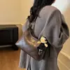 Bolsa Pequena Bordada com Pedras 2025 Nova Moda Versátil Bolsa Transversal de Alto Padrão para o Dia a Dia Bolsa de Ombro/Axila Feminina