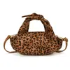 Bolso de mano de otoño de nicho con lazo para mujer, moderno, retro, versátil, estampado de leopardo, de alta gama, casual, bandolera