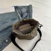 Bolso Cubo de Moda con Cinturón de Cuero y Bola de Pelo para Mujer 2024 Nuevo Verano Casual Estilo Coreano Versátil Bolso de Hombro Cruzado Simple