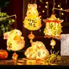 Festival do Meio Outono Lanterna Portátil de Coelho em Desenho Animado Kit de Materiais DIY Feito à Mão Estilo Antigo Lanterna de Palácio 3D Pequeno Ornamento Pendurado Venda por Atacado