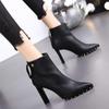 Zapatos de tacón alto puntiagudos, botas cortas de tacón grueso para mujer, otoño e invierno 2023, nuevo estilo británico con remaches, botas Martin forradas de vellón combinables, moda