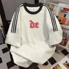 Camiseta Estampada com Letras de Marca Tendência com Listras Laterais Manga Curta Nova Coleção Verão 2025 Casual Solta Top para o Dia a Dia