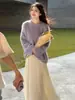 Traje redutor de idade estilo sal: um conjunto completo da nova coleção de outono feminina apresentando um top de tricô deslumbrante, macio e aconchegante e uma saia midi emagrecedora