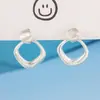 Brincos em Forma de Diamante para Meninas, Novo Design de Nicho, Brincos Quadrados Geométricos Pequenos e Simples com Acabamento Escovado Fosco, Brincos Versáteis