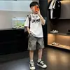 Conjunto de Verano para Niños Mediano y Grande Estampado de Letras Manga Corta Shorts de Cinco Puntos de Mezclilla Conjunto de Dos Piezas Guapo Travieso para Niños Moderno