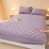 Saia de cama acolchoada de veludo cristal Classe A bordado duplo C quente de veludo curto cobertura de cama acolchoada protetor de colchão saia de cama semi-coberta de veludo de leite