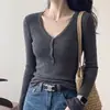 Suéter de punto de manga larga con cuello en V de lujo ligero estilo francés para mujer, nueva camisa base de suéter suave ajustada para principios de otoño