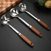 Espátula de acero inoxidable 304 cuchara para sopa espátula para cocinar en casa nuevo mango de madera juego de utensilios de cocina concha para sopa grande venta al por mayor
