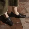 Sapatos Mocassins Retro Simples de Pele de Ovelha com Fivela Redonda Pequena de Metal 2026 Primavera Salto Médio Grosso Bico Quadrado Couro Genuíno Corte Profundo Sapatos Únicos para Mulheres