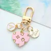 Nuevo llavero colgante de aleación con forma de corazón, creativo, hueco, flor pequeña, letra, tarjeta redonda, accesorios, decoración para funda de auriculares, bolsa