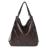 A bolsa transversal popular deste ano no estilo da moda europeia e americana, uma bolsa tote casual de grande capacidade que pode ser carregada na mão ou usada como mochila.