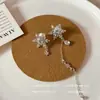 Novos Presilhas de Orelha Assimétricas de Floco de Neve para Outono e Inverno Femininas Leve Luxo Elegantes de Alta Qualidade Brincos Exquisitos Versáteis sem Furos na Orelha
