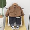 Camisa de Manga Larga para Niños de Primavera y Otoño con Doble Bolsillo y Color Sólido 2025 Nuevo Traje Infantil Guapo de Dos Piezas