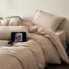 Conjunto de cama de quatro peças, 60 unidades, 100% algodão, trama espessa, textura em relevo, com bordas enroladas, apresentando um design simples e de cor sólida, incluindo uma capa de edredom de algodão, lençol e lençol com elástico