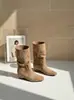 Botas curtas afuniladas com bico fino e salto plataforma 2026, estilo novo moderno e elegante para mulheres, com rebite e pregas, de cano médio, duas formas de usar