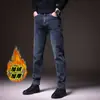 Novas calças jeans masculinas para outono e inverno, forradas com fleece e mais grossas, com design moderno, corte slim, perna reta, cintura elástica, proporcionando calor e conforto para uso casual.